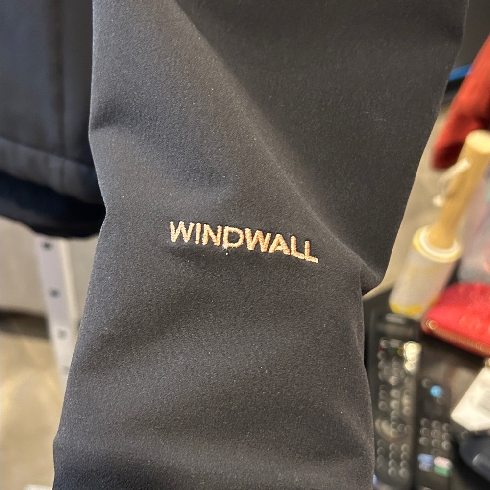 The North Face Women’s Windwall Black Hooded Softshell Jacket Gold logo - Picture 2 of 13
